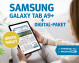 Eine Person hält ein Samsung Galaxy Tab A9+ mit der Zeitung 'WP' und dem Text 'GRATIS TABLET' auf einem Tisch mit einer Couch.